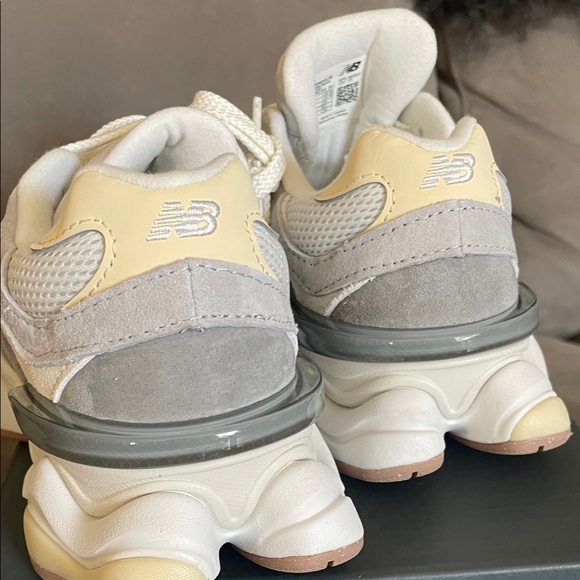 New Balance 9060 new in box gray beige size 7Womens + 5.5Mens - Picture 3 of 4